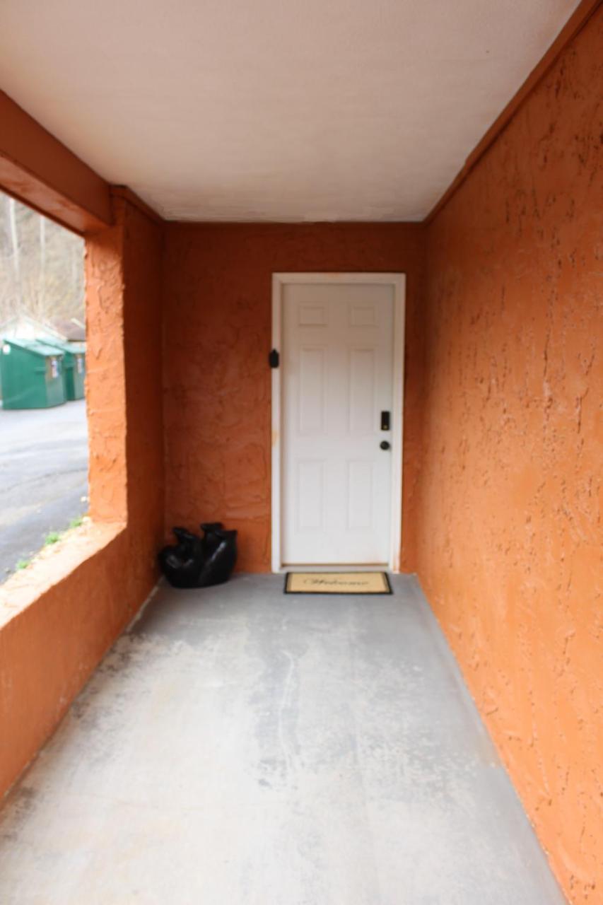 Spacious Downtown Condo Walking Distance To Downtown Gatlinburg Sleeps 6 Guests 外观 照片