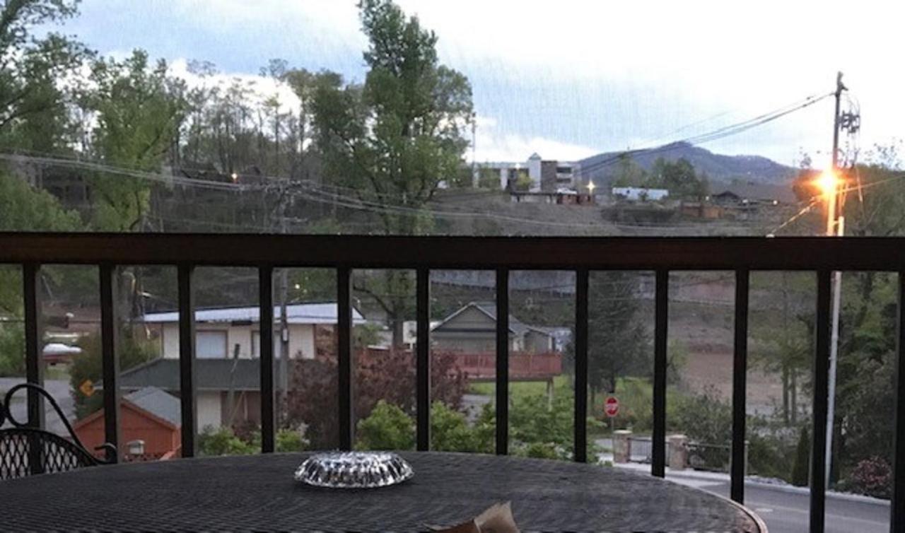 Spacious Downtown Condo Walking Distance To Downtown Gatlinburg Sleeps 6 Guests 外观 照片