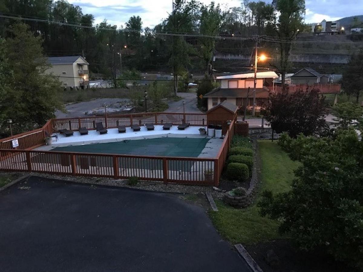 Spacious Downtown Condo Walking Distance To Downtown Gatlinburg Sleeps 6 Guests 外观 照片