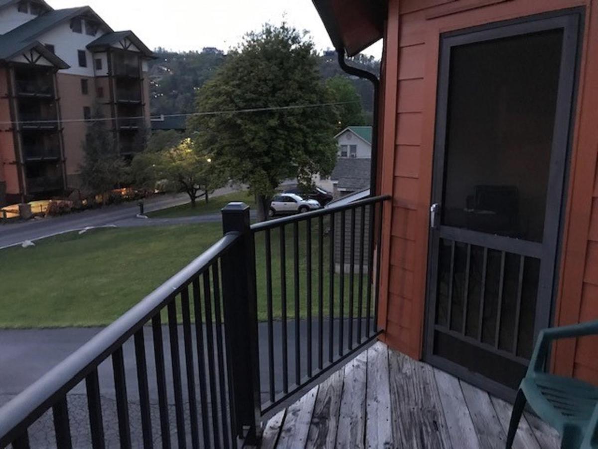 Spacious Downtown Condo Walking Distance To Downtown Gatlinburg Sleeps 6 Guests 外观 照片