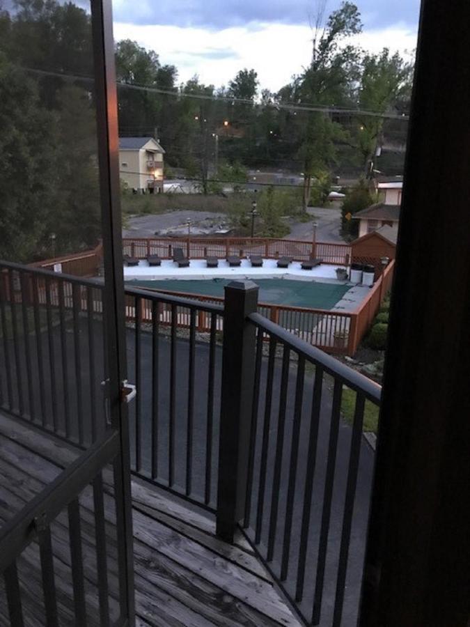 Spacious Downtown Condo Walking Distance To Downtown Gatlinburg Sleeps 6 Guests 外观 照片